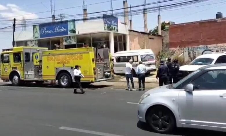 Combi choca en mubleria persa de morelia frente a gayoso